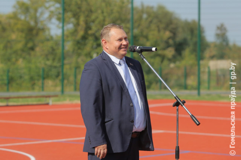 Вышло круто! Школьники и звезды ФК «Гомель» сыграли в мини-футбол на открытии новой спортивной площадки в Коммунаре