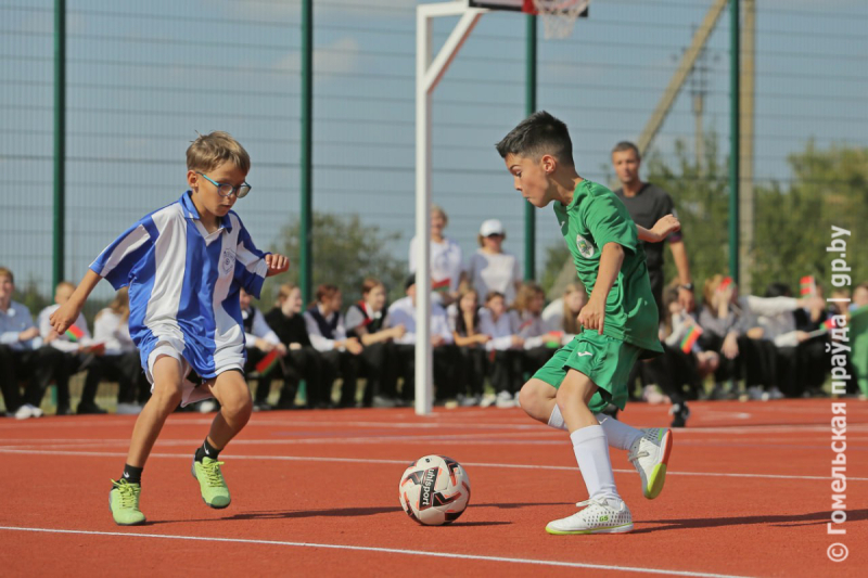 Вышло круто! Школьники и звезды ФК «Гомель» сыграли в мини-футбол на открытии новой спортивной площадки в Коммунаре