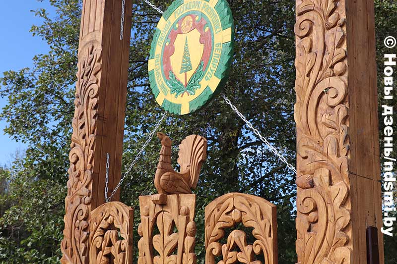 На республиканской трассе М-5 появился новый въездной знак - символ лесного богатства Беларуси