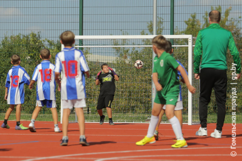 Вышло круто! Школьники и звезды ФК «Гомель» сыграли в мини-футбол на открытии новой спортивной площадки в Коммунаре