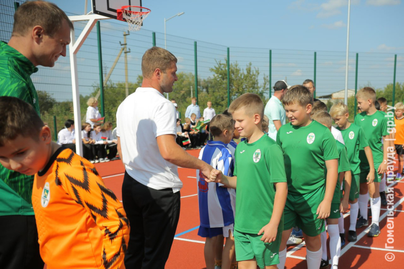 Вышло круто! Школьники и звезды ФК «Гомель» сыграли в мини-футбол на открытии новой спортивной площадки в Коммунаре