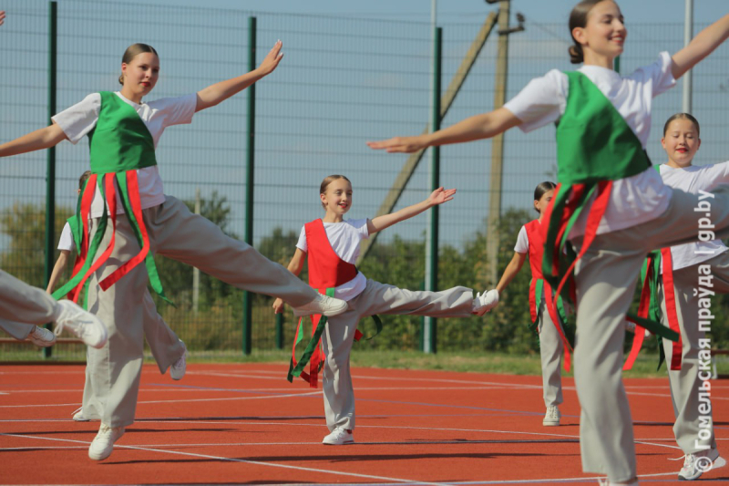 Вышло круто! Школьники и звезды ФК «Гомель» сыграли в мини-футбол на открытии новой спортивной площадки в Коммунаре
