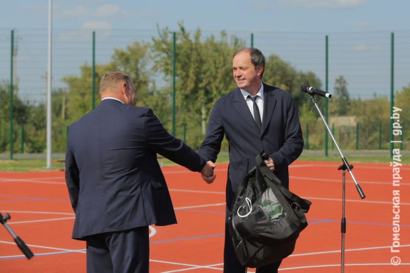 Вышло круто! Школьники и звезды ФК «Гомель» сыграли в мини-футбол на открытии новой спортивной площадки в Коммунаре