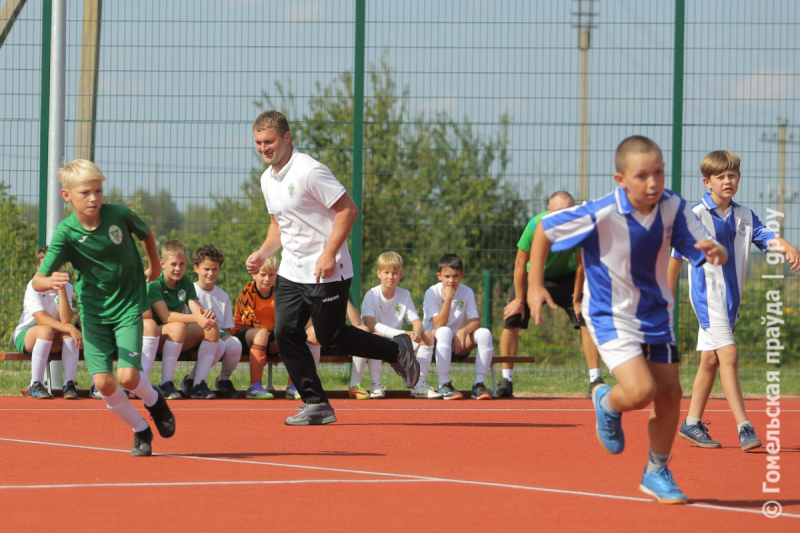 Вышло круто! Школьники и звезды ФК «Гомель» сыграли в мини-футбол на открытии новой спортивной площадки в Коммунаре