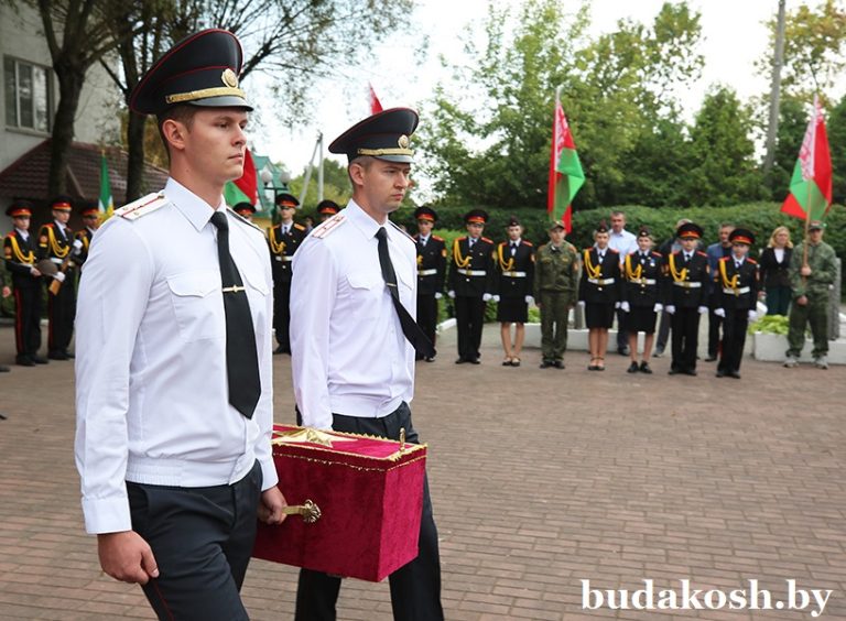 Важна судьба каждого солдата. Торжественная церемония передачи останков воина, погибшего в годы Великой Отечественной войны, прошла у братской могилы в Буда-Кошелево