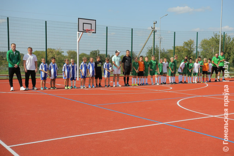 Вышло круто! Школьники и звезды ФК «Гомель» сыграли в мини-футбол на открытии новой спортивной площадки в Коммунаре