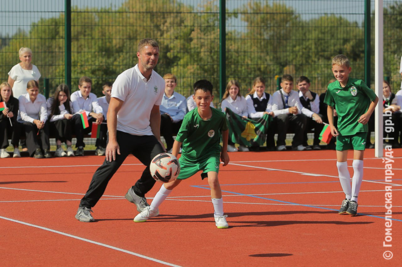Вышло круто! Школьники и звезды ФК «Гомель» сыграли в мини-футбол на открытии новой спортивной площадки в Коммунаре