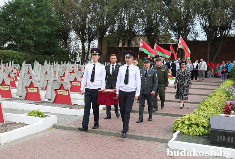 Важна судьба каждого солдата. Торжественная церемония передачи останков воина, погибшего в годы Великой Отечественной войны, прошла у братской могилы в Буда-Кошелево