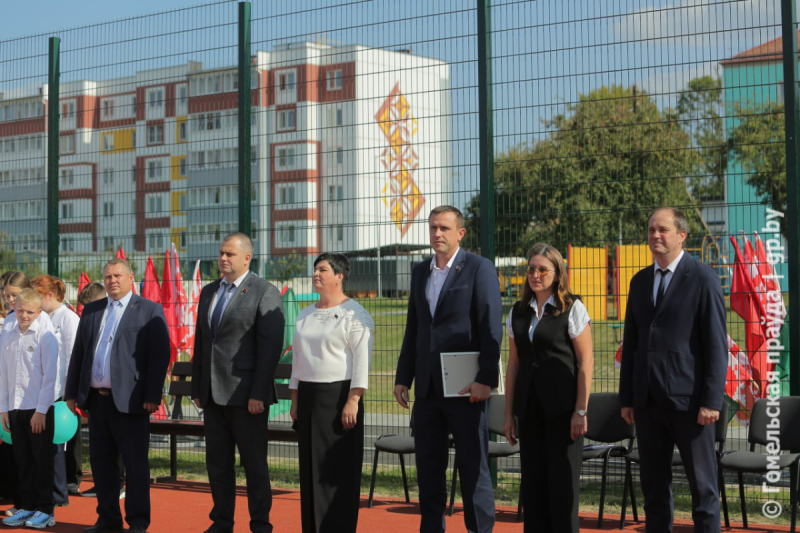 Вышло круто! Школьники и звезды ФК «Гомель» сыграли в мини-футбол на открытии новой спортивной площадки в Коммунаре