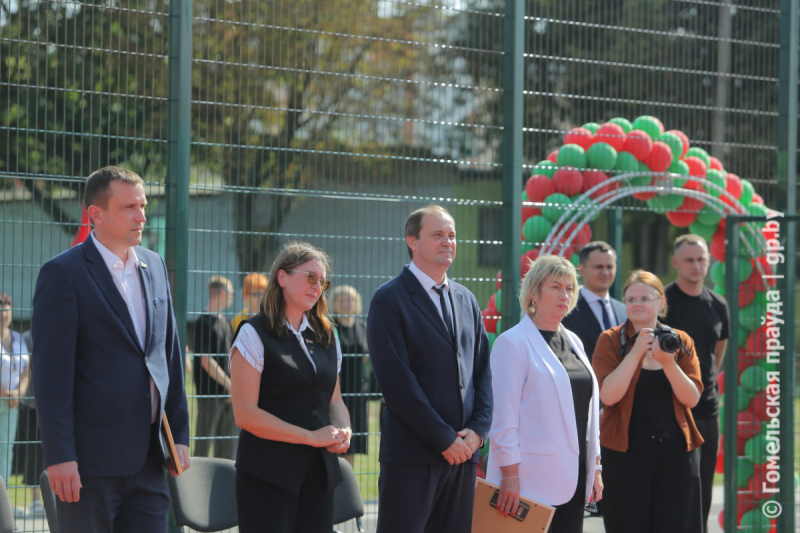 Вышло круто! Школьники и звезды ФК «Гомель» сыграли в мини-футбол на открытии новой спортивной площадки в Коммунаре