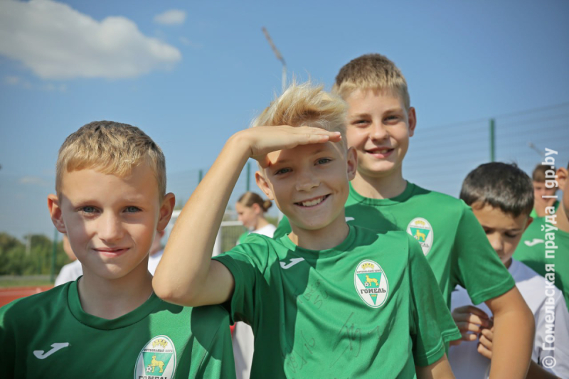 Вышло круто! Школьники и звезды ФК «Гомель» сыграли в мини-футбол на открытии новой спортивной площадки в Коммунаре