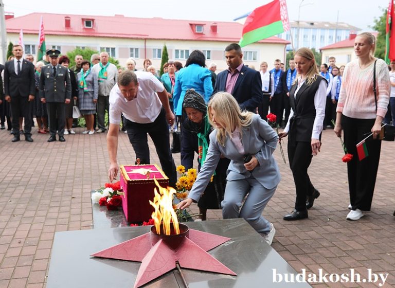 Важна судьба каждого солдата. Торжественная церемония передачи останков воина, погибшего в годы Великой Отечественной войны, прошла у братской могилы в Буда-Кошелево