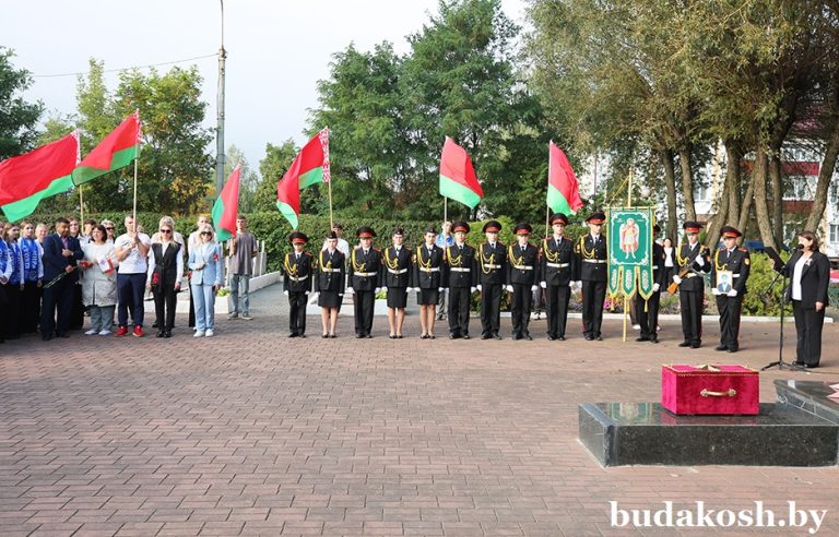 Важна судьба каждого солдата. Торжественная церемония передачи останков воина, погибшего в годы Великой Отечественной войны, прошла у братской могилы в Буда-Кошелево