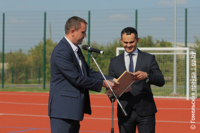 Вышло круто! Школьники и звезды ФК «Гомель» сыграли в мини-футбол на открытии новой спортивной площадки в Коммунаре