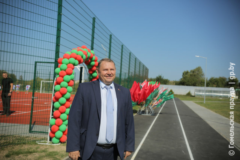 Вышло круто! Школьники и звезды ФК «Гомель» сыграли в мини-футбол на открытии новой спортивной площадки в Коммунаре