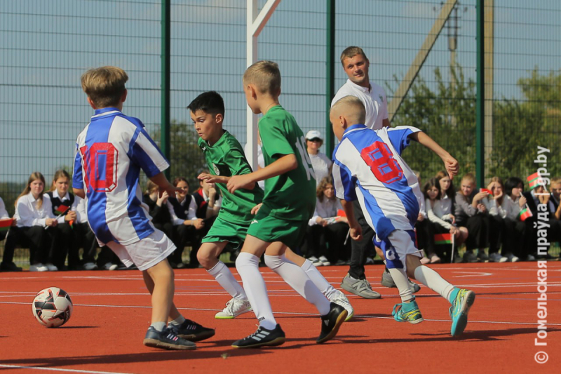 Вышло круто! Школьники и звезды ФК «Гомель» сыграли в мини-футбол на открытии новой спортивной площадки в Коммунаре