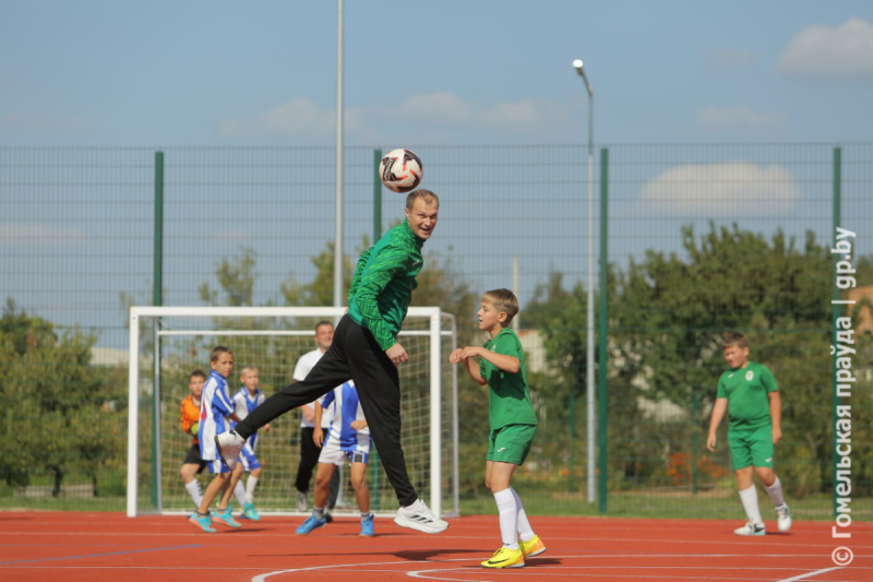 Вышло круто! Школьники и звезды ФК «Гомель» сыграли в мини-футбол на открытии новой спортивной площадки в Коммунаре