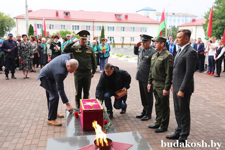 Важна судьба каждого солдата. Торжественная церемония передачи останков воина, погибшего в годы Великой Отечественной войны, прошла у братской могилы в Буда-Кошелево