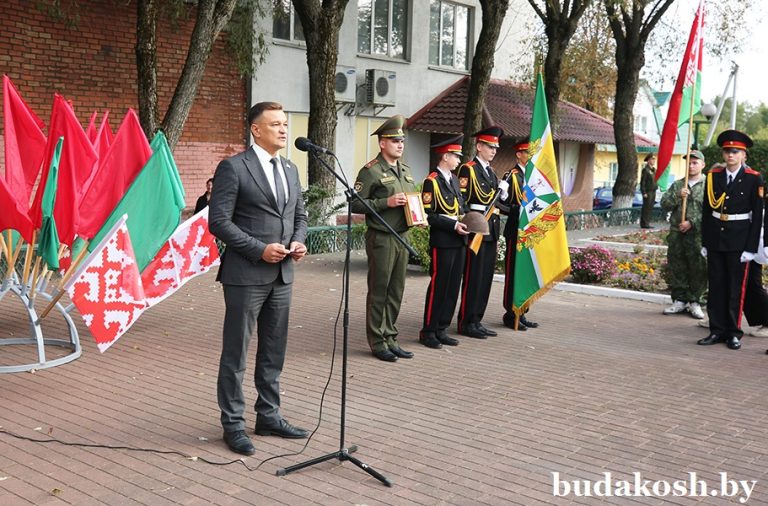 Важна судьба каждого солдата. Торжественная церемония передачи останков воина, погибшего в годы Великой Отечественной войны, прошла у братской могилы в Буда-Кошелево