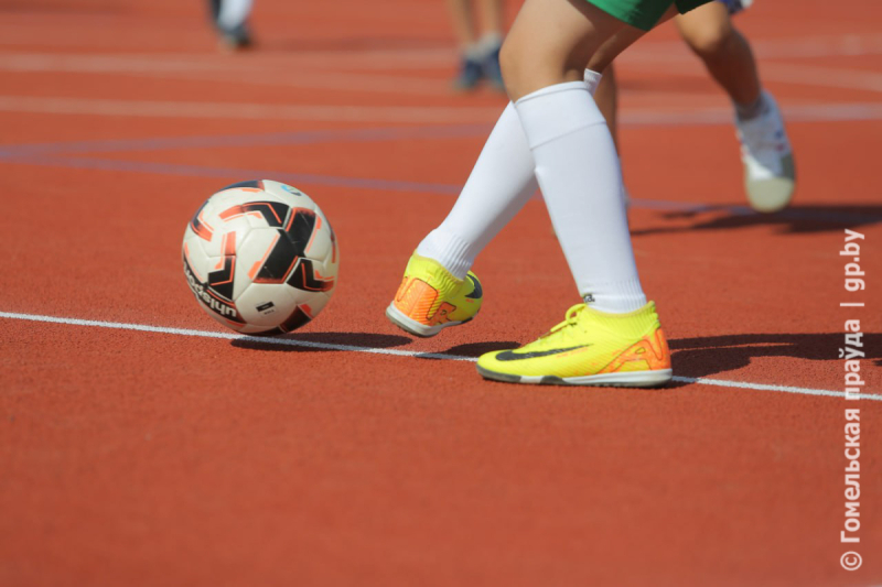 Вышло круто! Школьники и звезды ФК «Гомель» сыграли в мини-футбол на открытии новой спортивной площадки в Коммунаре