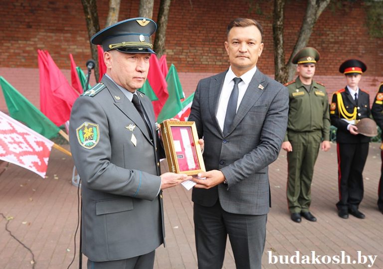 Важна судьба каждого солдата. Торжественная церемония передачи останков воина, погибшего в годы Великой Отечественной войны, прошла у братской могилы в Буда-Кошелево