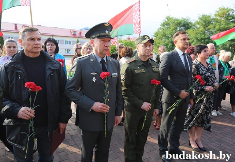 Важна судьба каждого солдата. Торжественная церемония передачи останков воина, погибшего в годы Великой Отечественной войны, прошла у братской могилы в Буда-Кошелево