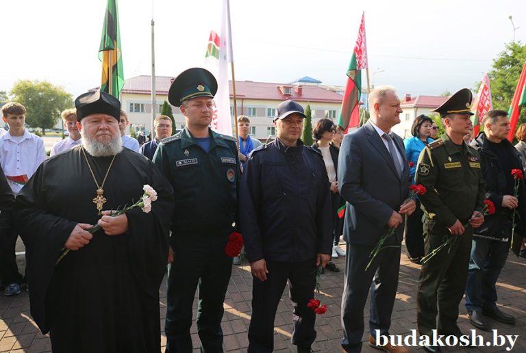 Важна судьба каждого солдата. Торжественная церемония передачи останков воина, погибшего в годы Великой Отечественной войны, прошла у братской могилы в Буда-Кошелево