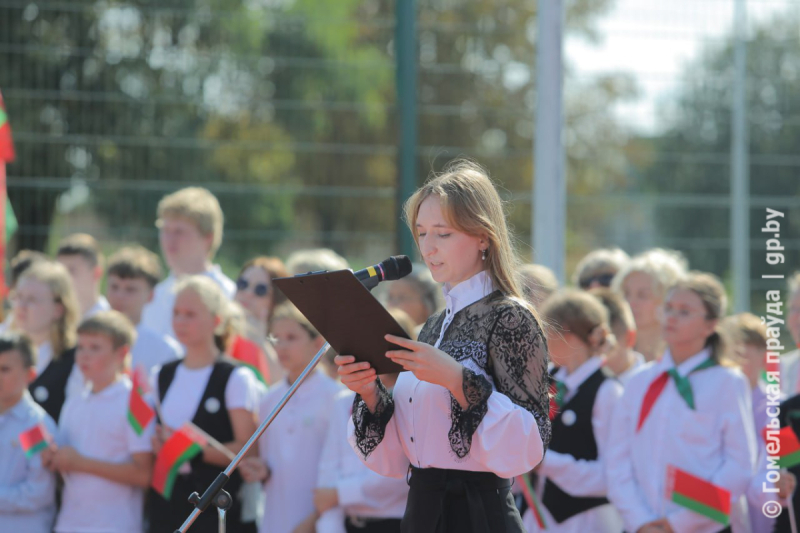 Вышло круто! Школьники и звезды ФК «Гомель» сыграли в мини-футбол на открытии новой спортивной площадки в Коммунаре