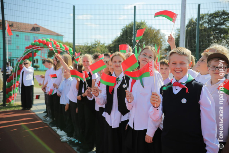 Вышло круто! Школьники и звезды ФК «Гомель» сыграли в мини-футбол на открытии новой спортивной площадки в Коммунаре
