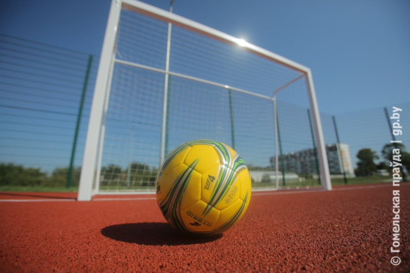 Вышло круто! Школьники и звезды ФК «Гомель» сыграли в мини-футбол на открытии новой спортивной площадки в Коммунаре