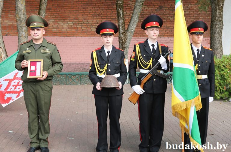 Важна судьба каждого солдата. Торжественная церемония передачи останков воина, погибшего в годы Великой Отечественной войны, прошла у братской могилы в Буда-Кошелево