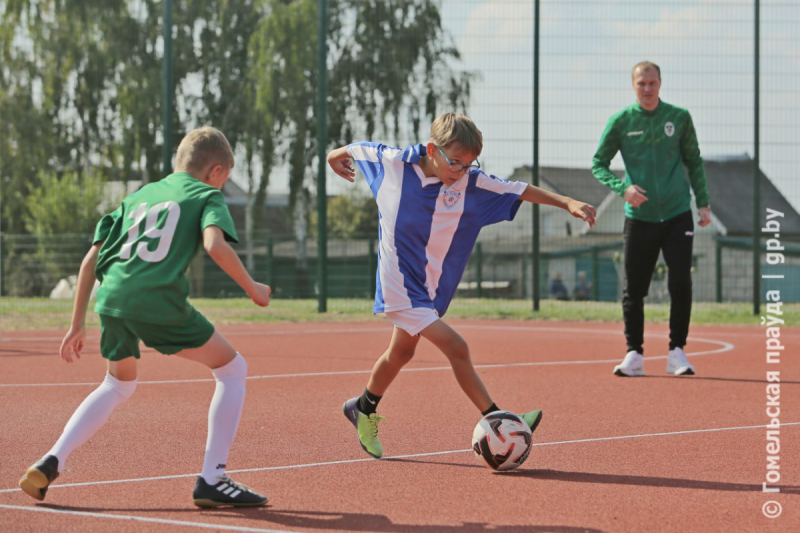 Вышло круто! Школьники и звезды ФК «Гомель» сыграли в мини-футбол на открытии новой спортивной площадки в Коммунаре