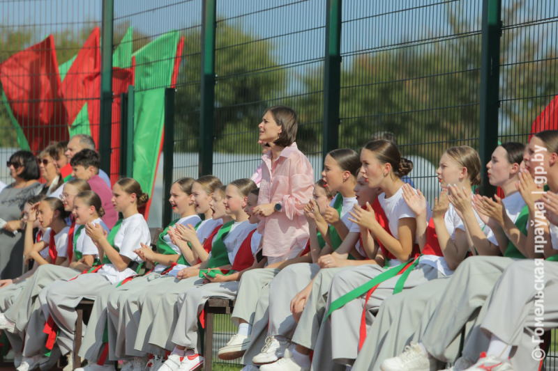 Вышло круто! Школьники и звезды ФК «Гомель» сыграли в мини-футбол на открытии новой спортивной площадки в Коммунаре