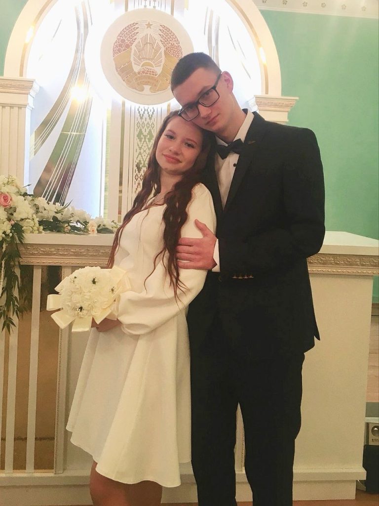 Молодожены из Буда-Кошелево, создавшие семью в последние дни уходящей осени, — Никита и Анастасия Миненковы