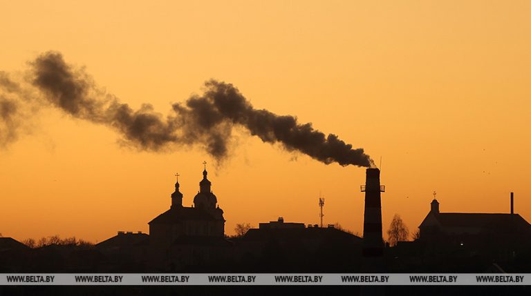 На Солнце происходит мощная вспышка, направленная на Землю