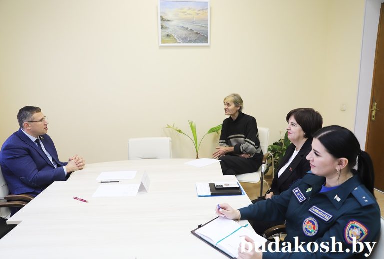 Рабочий визит в округ. В рамках Дня депутата Руслан Вегера провел прием граждан в райисполкоме и встретился с коллективом Бушевской школы