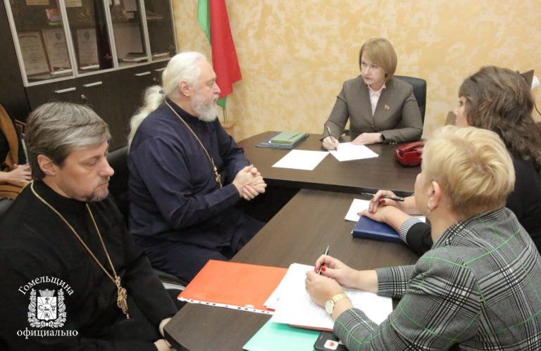 Член Совета Республики, председатель областного Совета депутатов Екатерина Зенкевич провела прием граждан и прямую линию в Стрешинском сельском исполнительном комитете Жлобинского района