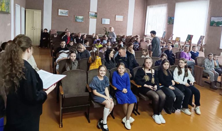 В рамках Дня открытых дверей в Буда-Кошелевской детской школе искусств учащимся СШ №1 представили литературно-музыкальную композицию «Музыкальная страна»