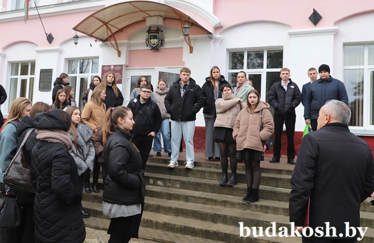 Председатель райисполкома Валентин Ундруль встретился с молодыми специалистами района