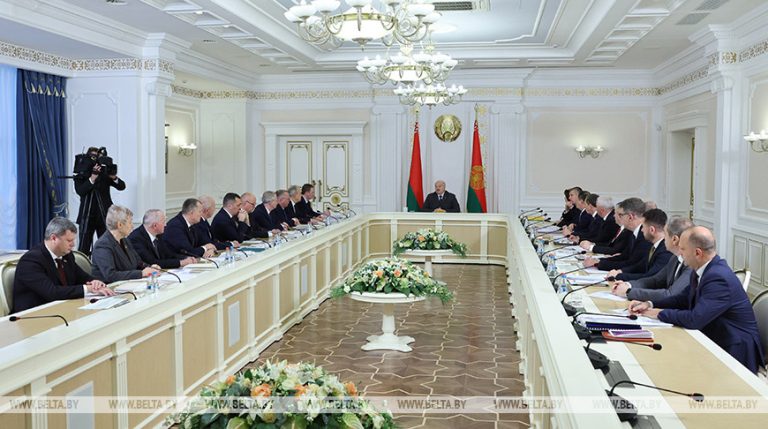 Лукашенко представили два варианта программы пятилетки, но без консенсуса. Какие вопросы ставит Президент?