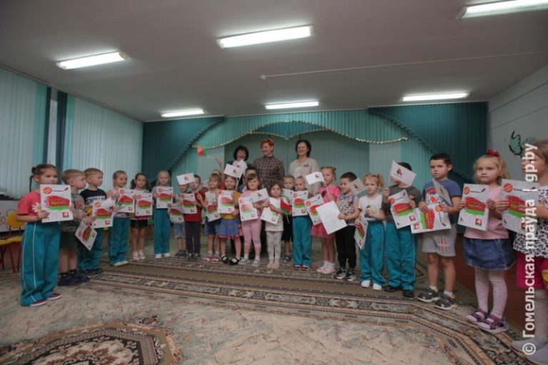 Раскраски для первоклашек и новая площадка для малышей: «Белая Русь» сделала юным будакошелевцам двойной подарок