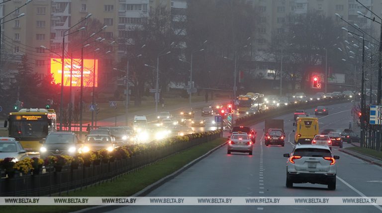 О правилах безопасности на дорогах во время заморозков напомнили в ГАИ