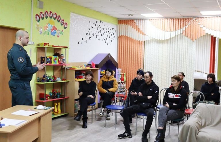 Работники Буда-Кошелевского РОЧС провели профмероприятие в социально-педагогическом центре