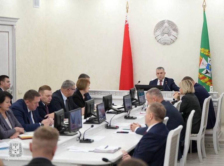 Вопрос наведения порядка на земле рассмотрели на аппаратном совещании во главе с председателем облисполкома Иваном Крупко