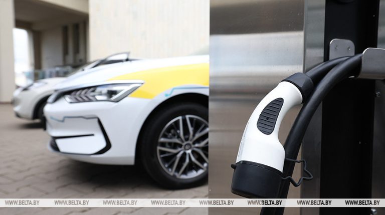 Лукашенко продлил основные льготы и преференции по электромобилям и зарядным станциям