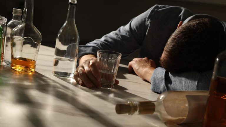 Старший участковый инспектор милиции Евгений Шумилов рассказывает о проблеме алкоголизма в обществе